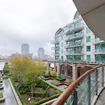 Sleek 1Bd Flat With View Of The River Thames