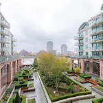 Sleek 1Bd Flat With View Of The River Thames
